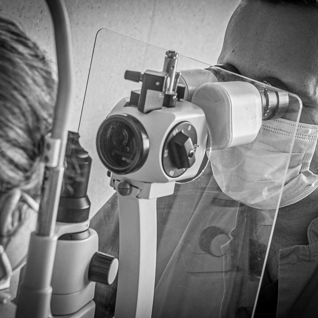 dr Ścieszka podczas badania